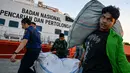 Para relawan memuat bantuan untuk korban banjir bandang di permukiman warga Provinsi Aceh, di Banda Aceh, pada 1 Desember 2025. Pemerintah melalui Badan Nasional Penanggulangan Bencana (BNPB) dan lembaga terkait lainnya, terus mempercepat distribusi bantuan logistik untuk korban bencana banjir dan tanah longsor di Aceh. (Chaideer MAHYUDDIN/AFP)