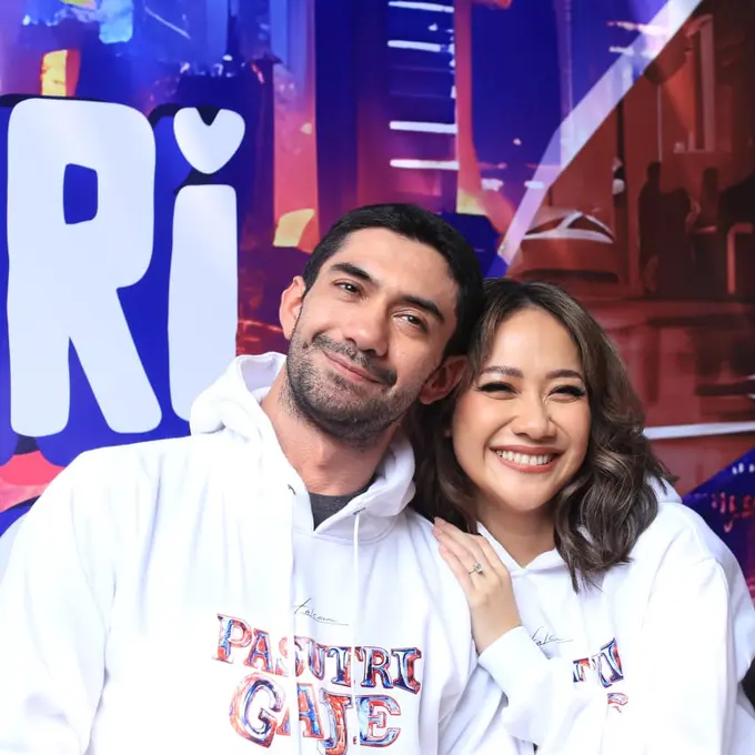 [Fimela] Reza Rahadian dan BCL