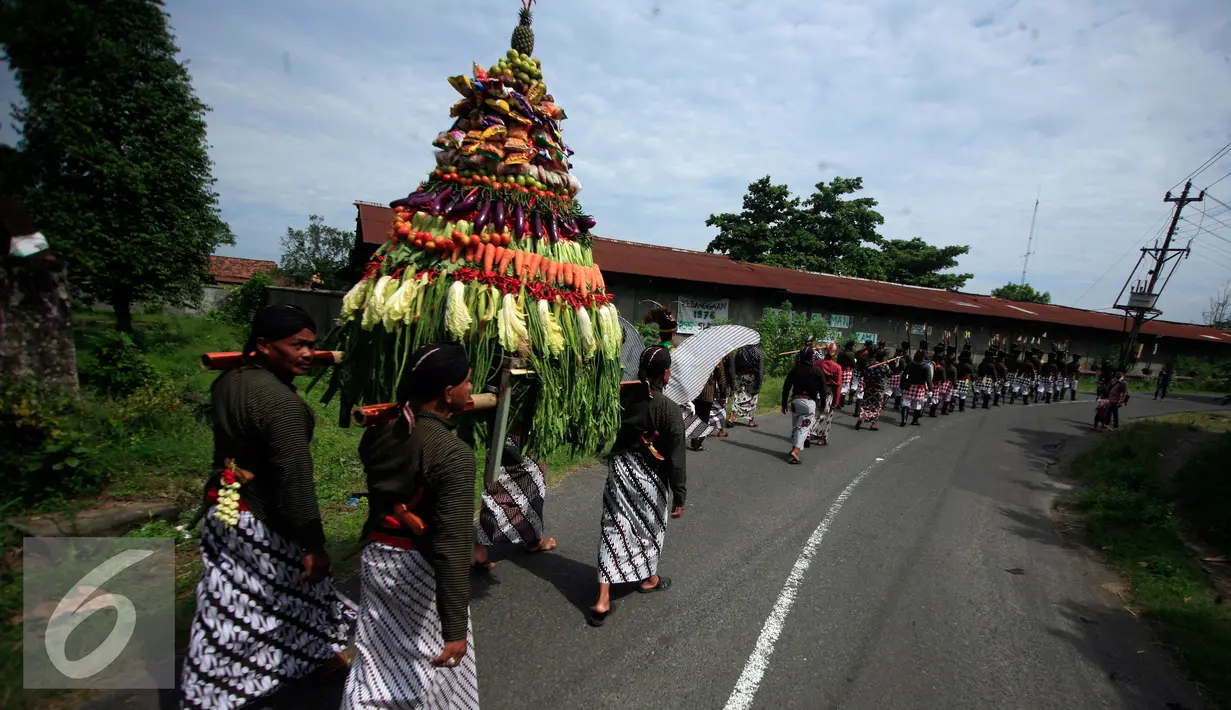 Sejumlah warga menggotong gunungan pada ritual Nyadran di dusun Kledokan, Selomartani, Sleman, Kamis (2/6). Nyadran merupakan ritual berziarah dan mengirim doa ke makam leluhur menjelang bulan Ramadan. (Liputan6.com/Boy Harjanto)