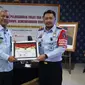 Kepala Kantor Wilayah Kementerian Hukum dan HAM Banten, Tejo Harwanto, memberikan piagam penghargaan kepada Kantor Imigrasi Kelas I Non TPI Tangerang.