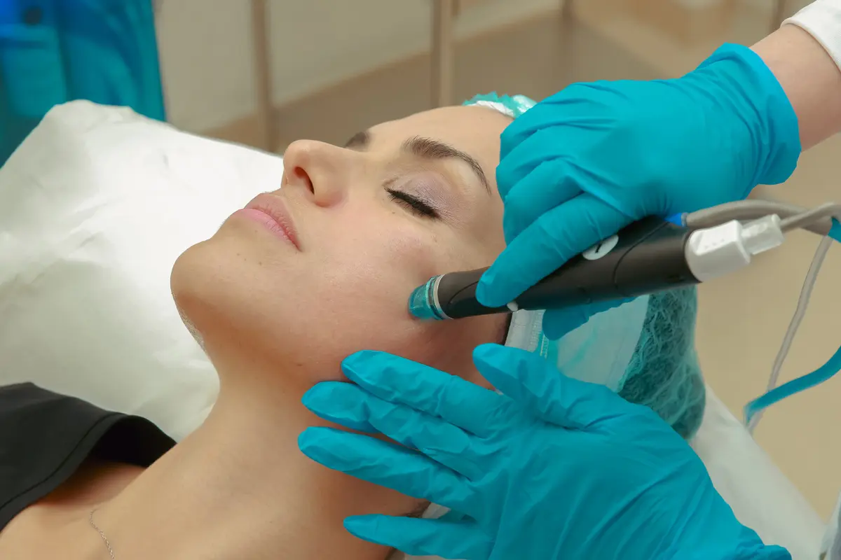Berbagai alat facial untuk perawatan wajah