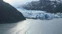 Pesawat yang sebagian tenggelam ke dalam es Danau Tustumena pada Senin, 24 Maret 2025, dekat Soldotna, Alaska. (Alaska National Guard via AP) Garda Nasional Alaska