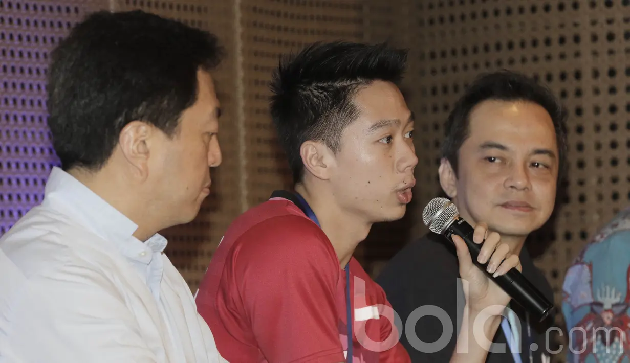 Juara All England 2017, Kevin Sanjaya, menjawab pertanyaan wartawan. Bonus ini diberikan atas keberhasilan Kevin Sanjaya bersama pasangannya, Marcus Fernaldi Gideon, menjadi juara All England. (Bola.com/M Iqbal Ichsan)