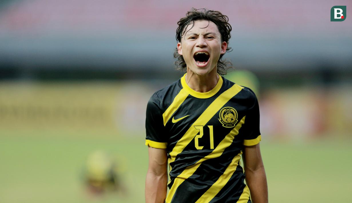 Pemain Timnas Malaysia U-19, Muhammad Haikal melakukan selebrasi usai mencetak gol ke gawang Timnas Vietnam U-19 pada laga semifinal Piala AFF U-19 2022 di Stadion Patriot Candrabhaga, Bekasi, Rabu (13/7/2022). (Bola.com/M Iqbal Ichsan)