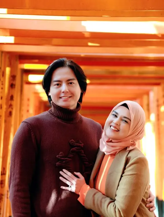 Ayah dua anak ini dipuji oleh warganet penampilannya kian pancarkan aura positif. Banyak yang terkesima dengan perubahan penampilan dari Roger Danuarta. Cut Meyriska disebut jadi sosok perempuan hebat yang membuat Roger jadi seperti ini. (Liputan6.com/IG/rogerojey)