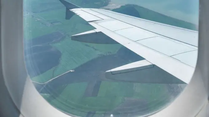 Alasan Kenapa Ada Lubang Kecil di Jendela Pesawat Terbang