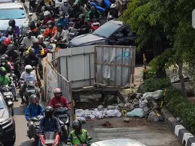 Sejumlah kendaraan terjebak kepadatan arus lalu lintas akibat penyempitan di beberapa titik di jalan Jenderal Gatot Subroto, Jakarta, Selasa (17/6/2025). (Liputan6.com/Angga Yuniar)