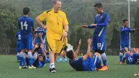 Pelatih baru Persib Bandung, Dejan Antonic sedang memimpin latihan anak asuhnya. (Bola.com/Bagas Rahadyan)