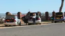 Orang-orang menjual berbagai barang di dalam bagasi mobil di sisi jalan yang sibuk di Harare, 1 Juli 2020. Mobil menjadi pasar bergerak di mana penduduk Zimbabwe menjual barang dagangan dari kendaraan untuk mengatasi kesulitan ekonomi yang disebabkan Covid-19. (AP Photo/Tsvangirayi Mukwazhi)