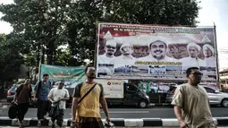 Anggota FPI dari luar daerah melintasi baliho penyambutan Habib Rizieq Shihab saat tiba di Jalan Petamburan III, Tanah Abang, Jakarta, Senin (9/11/2020). Sejumlah pedagang yang menjual beragam atribut FPI pun terlihat berjejer di sepanjang jalan. (merdeka.com/Iqbal S. Nugroho)