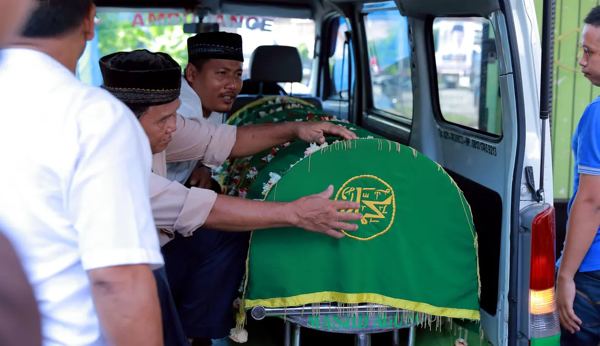 Seusai disalatkan, sekitar pukul 08.00 WIB almarhum H. Mansyur diberangkatkan ke Tempat Pemakaman Umum (TPU) Poncol, sekitar 800 meter dari rumah duka. (Adrian Putra/Bintang.com)