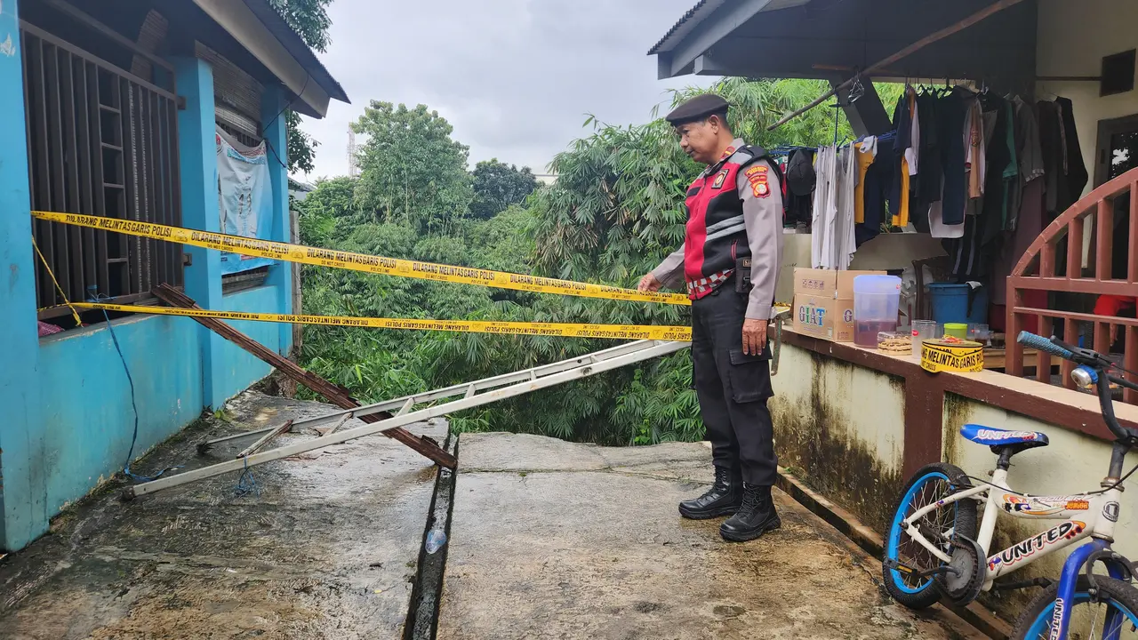 Polisi mendatangi lokasi longsor di Depok
