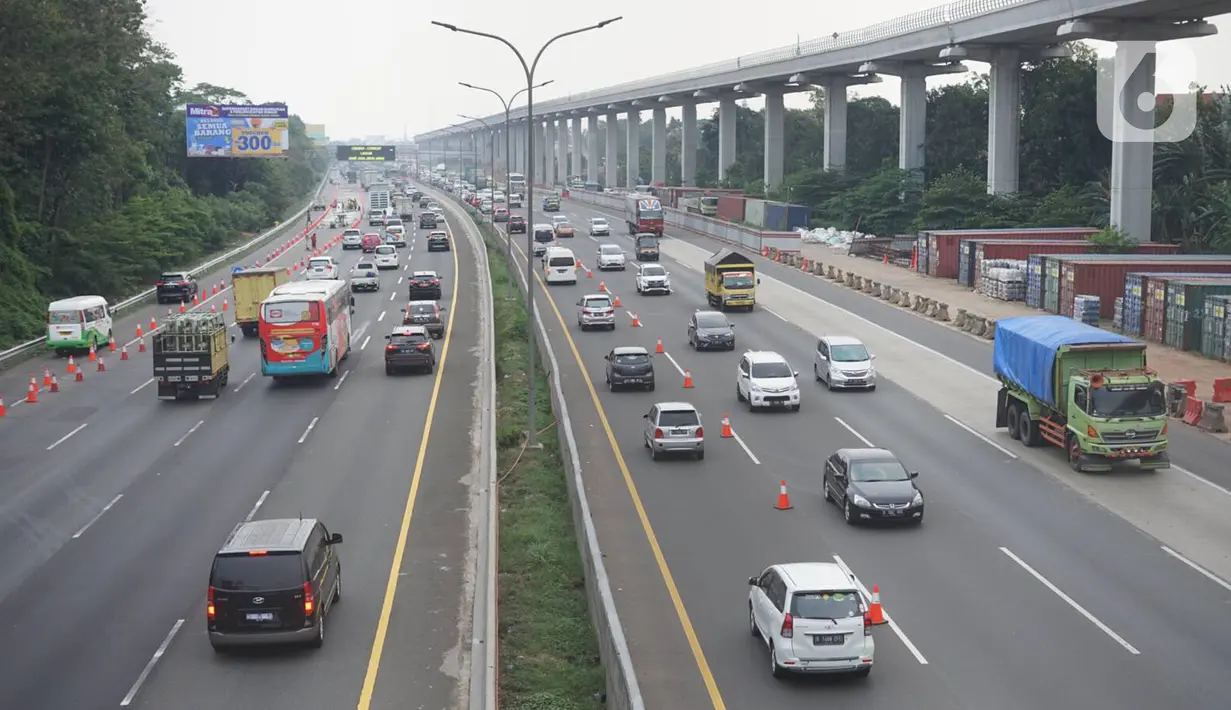 Kendaraan melintasi ruas tol Jagorawi di Jakarta, Rabu (20/11/2019). Dari rencana 17 ruas tol, satu ruas sudah naik yaitu Jakarta-Tangerang, sementara tiga ruas sedang proses (Jagorawi, Mojokerto-Kertosono, dan Makassar seksi IV). (Liputan6.com/Immanuel Antonius)