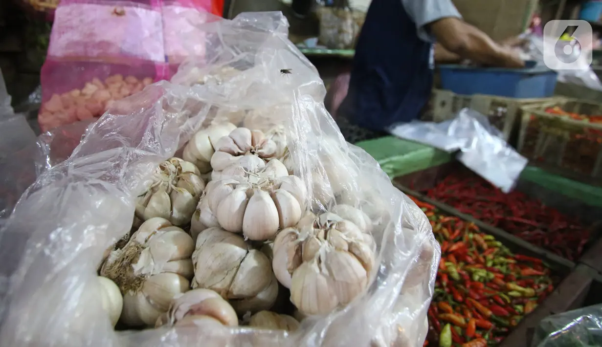 Aktivitas pedagang cabai dan bawang putih di pasar Kebayoran Lama, Jakarta, Kamis (6/2/2020). Harga cabai dan bawang putih mengalami kenaikan hingga mencapai dua kali lipat akibat musim hujan. (Liputan6.com/Angga Yuniar)