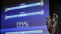 Hasil undian semifinal Liga Champions di markas UEFA, Nyon, Swiss, Jumat (15/4). Tim kaya Manchester City akan bertemu dengan Real madrid dan semifinal lainnya mempertemukan Atletico Madrid melawan Bayern Munchen. (REUTERS/Denis Balibouse)