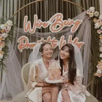 Enzy Storia dan Jessica Mila tampil twinning saat bridal shower dengan robe satin/ [Foto: Instagram @jscmila]