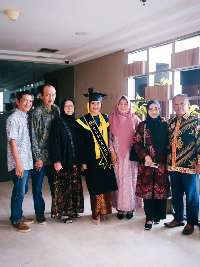 7 Momen Wisuda Memes Prameswari, Raih Gelar Magister dengan Predikat Cumlaude