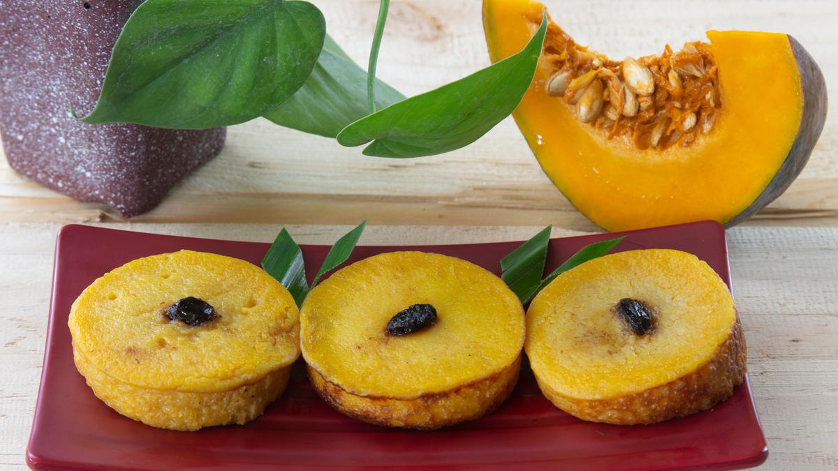 Potongan cake labu madu yang lembut dan manis, dihiasi dengan taburan kacang almond renyah