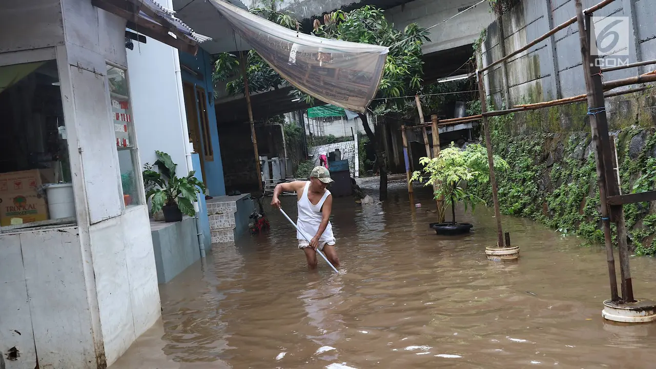 Diguyur Hujan Sejak Pagi, Kali Krukut Meluap