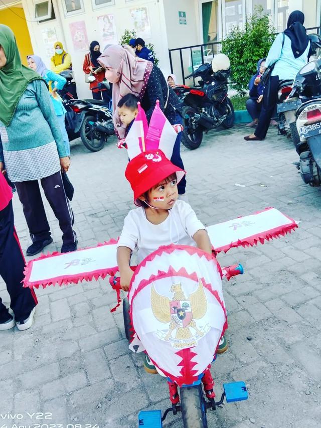 7 Potret Sepeda Hias Ramaikan Karnaval HUT RI Ini Kreatif, Ada Tank Hingga Pesawat