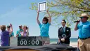 Direktur Yayasan Rumah Sakit Spektrum Kesehatan Kailey Peterson mengangkat penghargaan dari Guinness World Record usai mencatat rekor "Sand Angels" atau Malaikat Pasir terbanyak di dunia, , Ludington (10/6). (Joel Bissell / Muskegon Chronicle via AP)