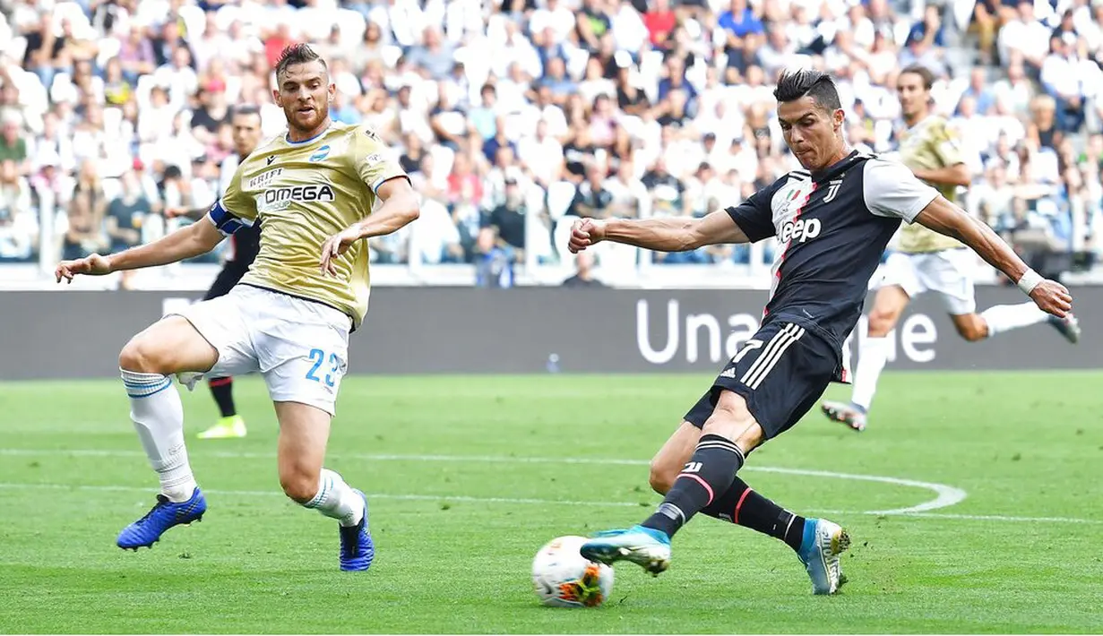 Striker Juventus, Cristiano Ronaldo, menendang bola saat melawan SPAL pada laga Serie A di Stadion Allianz, Sabtu (28/9). Juventus menang 2-0 atas SPAL. (AP/Alessandro Di Marco)