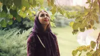 5 Model Baju Lebaran Warna Burgundy yang Jadi Tren di Tahun 2025, Simple Tapi Elegan