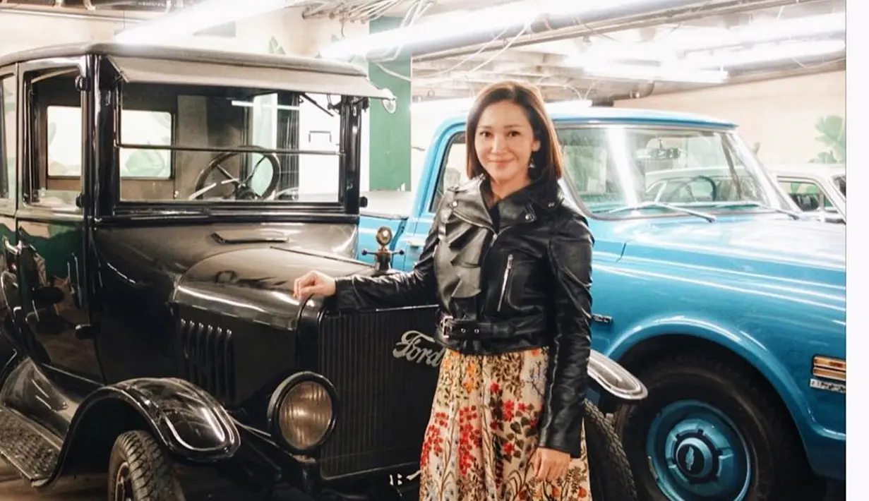 Salah satu gayany ayang mencuri perhatian yaitu saat ia mengenakan leather jacket atau jaket kulit hitam. Meski memberikan kesan tomboi, Maia yang memadukan dengan gaun justru cocok untuknya. (Liputan6.com/IG/@maiaestiantyreal)
