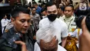 Terdakwa kasus dugaan korupsi pengelolaan tata niaga komoditas timah di wilayah Izin Usaha Pertambangan (IUP) di PT Timah Tbk tahun 2015-2022, Harvey Moeis (tengah) sesaat sebelum menjalani sidang pembacaan putusan oleh majelis hakim di Pengadilan Tindak Pidana Korupsi (Tipikor) Jakarta, Senin (23/12/2024). (Liputan6.com/Herman Zakharia)