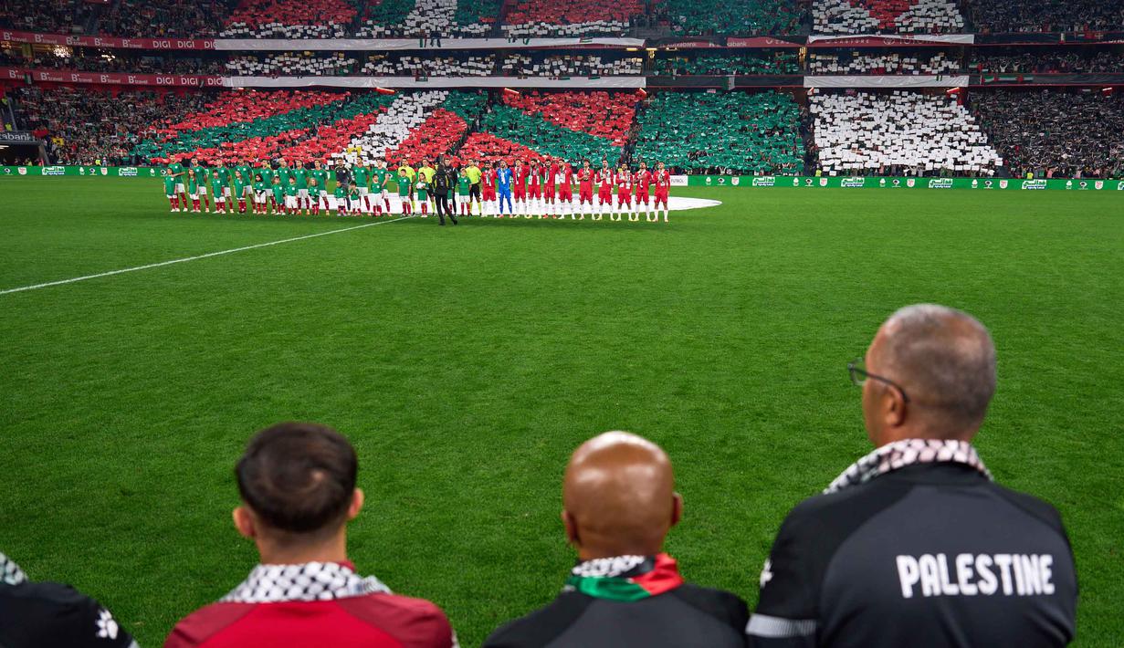 Mereka memadati stadion untuk menyaksikan pertandingan persahabatan antara Tim Nasional Basque Country dan Tim Nasional Palestina. Tampak dalam foto, pemain Palestina dan pemain Spanyol dari wilayah Basque berbaris sebelum pertandingan persahabatan yang diadakan untuk memprotes aksi militer Israel di Gaza, di Bilbao, Spanyol, Sabtu, 15 November 2025. (AP Photo/Miguel Oses)