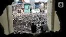 Aktivitas warga korban pembebasan lahan proyek Tol Becakayu di Cipinang Besar Utara, Jakarta, Senin (30/12/2019). Tercatat sedikitnya 900 rumah warga di 3 RW, yakni RW 001, 002, dan 003 Kelurahan Cipinang Besar Utara terkena gusuran akibat proyek Tol Becakayu. (merdeka.com/Iqbal S. Nugroho)