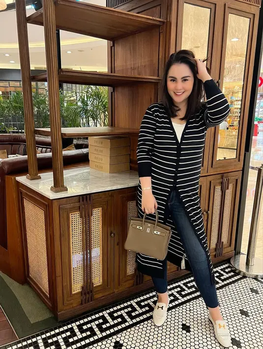 Tampil chic dengan outfit kasual, Jennifer Dunn memadukan striped long cardigan, celana jeans, dan tas Hermes Birkin. [Foto: IG/jennifer_haris89].