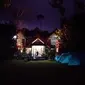 Kondisi salah satu pondokan di kawasan ekowisata Ciburial, Garut malam hari, nampak indah nan asri (Liputan6.com/Jayadi Supriadin)