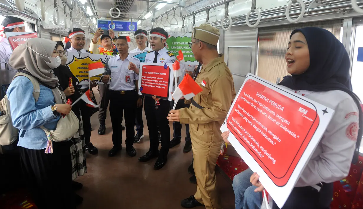 Dalam peringatan tersebut, petugas dan pekerja KRL Commuterline membacakan sekaligus mensosialisasikan kembali makna ikrar Sumpah Pemuda. (merdeka.com/Arie Basuki)