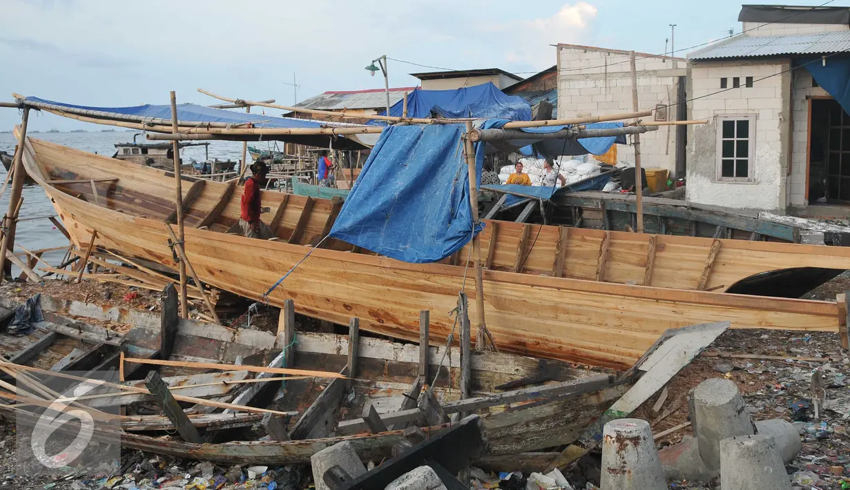 Pekerja menyelesaikan pembuatan kapal kayu berjenis But Tempel di Cilincing, Jakarta, Selasa (9/8). Pembuatan kapal kayu jenis jati dengan ukuran 14x3 meter tersebut menghabiskan biaya sekitar Rp.100 juta tanpa mesin. (Liputan6.com/Gempur M Surya)