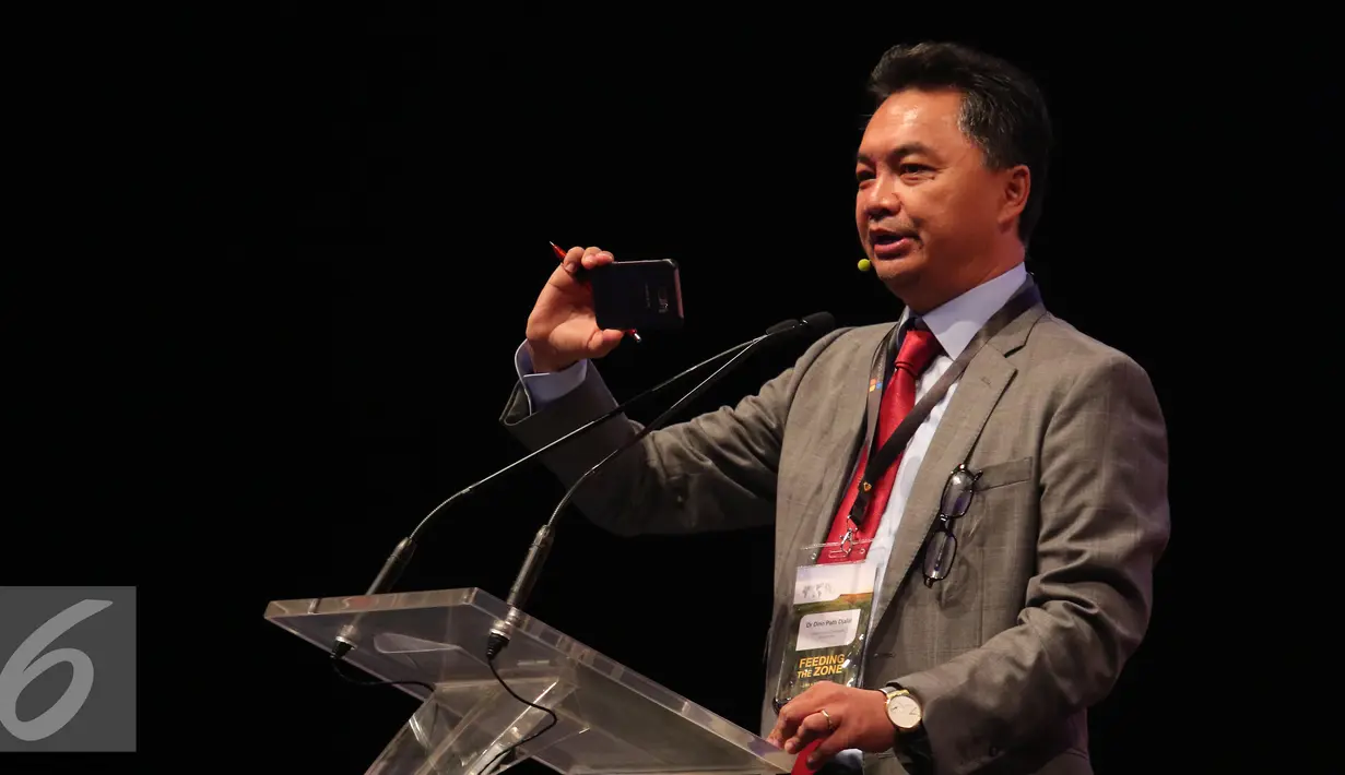 Pendiri FPCI Dino Patti Djalal saat menjadi pembicara di konferensi internasional 'In The Zone' di Jakarta, Sabtu (14/5). Konferensi bertema 'Feeding The Zone' itu membahas permasalahan dan tantangan sektor agrikultur. (Liputan6.com/Angga Yuniar)
