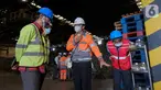 Minister for Economic Affairs and Development dari Kedutaan Besar Jepang untuk Indonesia, Masato Usui (jaket hijau), mendengarkan penjelasan proses pengolahan sampah menjadi  bahan bakar alternatif di GreenZone, SBI Pabrik Narogong, Jawa Barat (25/2/2022). (Liputan6.com/HO/SIG)