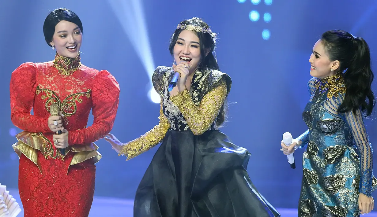 Tiga penyanyi dangdut yang tengah populer Via Vallen, Ayu Ting Ting dan Zaskia Gotik akan tampil dalam satu panggung untuk memeriahkan acara HUT Indosiar ke-23. (Bambang E Ros/Bintang.com)