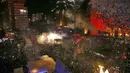 Ribuan demonstran dan warga negara anti-pemerintah menonton pertunjukan kembang api selama perayaan Tahun Baru di Lapangan Martir di pusat kota Beirut, Lebanon, Rabu (1/1/2020). (AP Photo/Bilal Hussein)