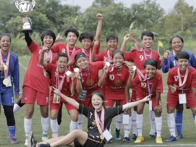 Vasanta FC melakukan selebrasi usai meraih gelar juara Jakarta Equal Festival 2018 di Sawangan, Depok, Minggu (11/3/2018). Vasanta FC menang 2-0 atas Gelora Muda. (Bola.com/M Iqbal Ichsan)