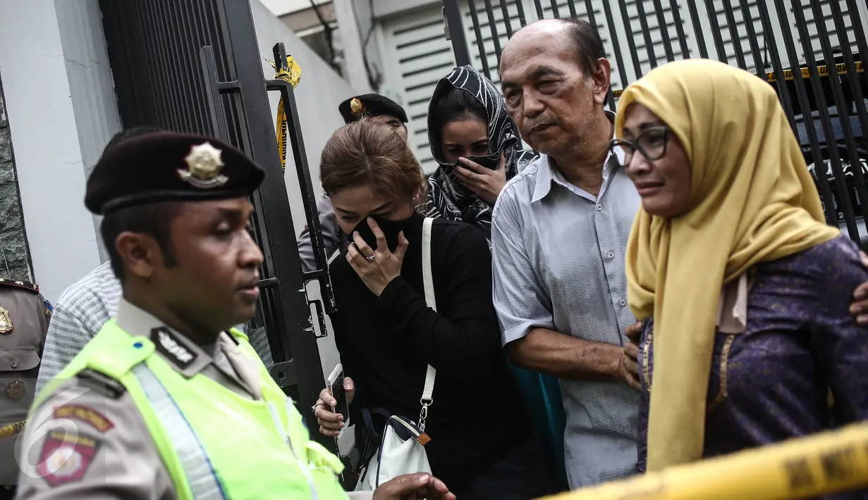 Kerabat usai mendatangi rumah mewah lokasi perampokan sadis yang terjadi di Jalan Pulomas Utara, Kayuputih, Pulogadung, Jakarta Timur, Selasa (27/12). Dalam peristiwa itu, enam orang meninggal dunia dan lima lainnya terluka. (Liputan6.com/Faizal Fanani)