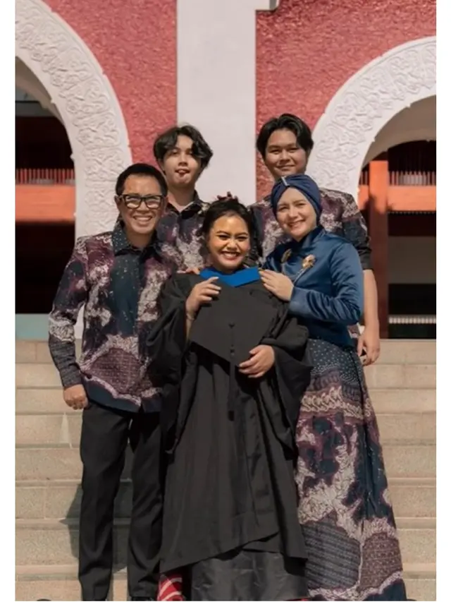 6 Potret Wisuda Nayla Ayu di Singapura, Keluarga Eko Patrio Kompak Pakai Batik