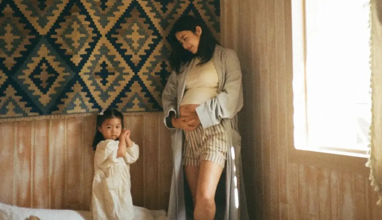 <p>Dami menunjukkan kelucuannya di depan kamera, dan meniru pose ibunya. Kang Sora berkomentar, &ldquo;Dia sekarang berusia 30 bulan. Dia suka mencari perhatian tapi pemalu. Dia suka kalau orang-orang memperhatikannya.&rdquo; (Foto: Instagram/ reveramess_)</p>
