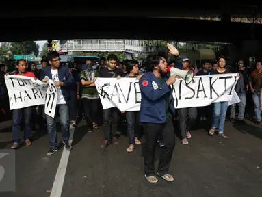 Puluhan mahasiswa Universitas Trisakti menggelar aksi protes dengan menutup Jalan Kyai Tapa, Grogol Petamburan, Jakarta, Jumat (2/9). Aksi itu mendesak penyelesaian kisruh masalah internal antara rektorat dengan yayasan kampus. (Liputan6.com/Johan Tallo)