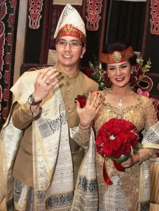 Astrid Tiar melangsung pernikahan dengan adat Batak. Di hari pernikahannya, ia memilih kebaya full payet berwarna cokelat keemasan dengan kain songket yang senada [@astridtiar127]