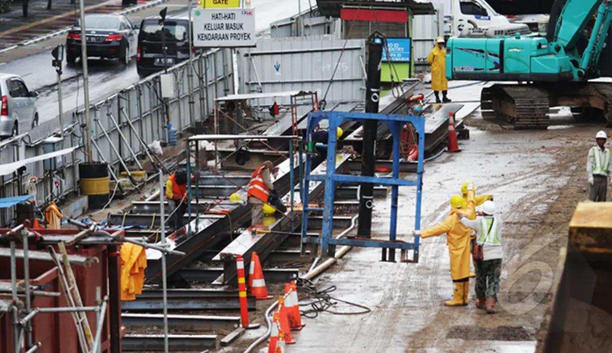 Pekerja saat menyelesaikan pembangunan proyek Mass Rapid Transit (MRT) di Kawasan Thamrin, Jakarta, Rabu (4/3/2015). Pengeboran jalur MRT dan stasiun bawah tanah akan dimulai pada Agustus 2015 mendatang. (Liputan6.com/Faizal Fanani)