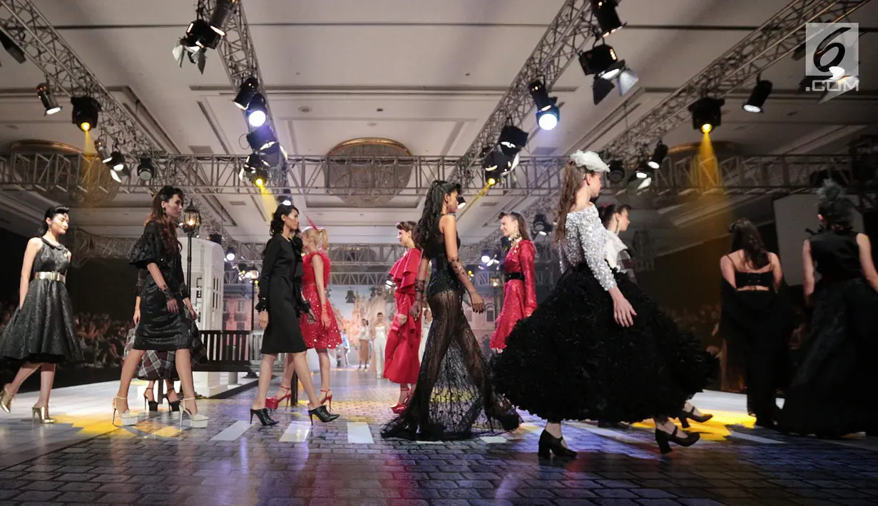 Model mengenakan busana rancangan desainer Fetty Rusli saat tampil dalam fashion show bertema 'Crossing' di Jakarta, Rabu (29/8). Marka bagi pejalan kaki menjadi salah satu inspirasi Fetty dalam koleksinya kali ini. (Liputan6.com/Faizal Fanani)