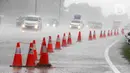 <p>Sejumlah kendaraan pemudik melewati Jalan Tol Jakarta - Cikampek KM 69, Purwakarta, Jawa Barat, Rabu (27/4/2022). Memasuki H-6 Idul Fitri, arus mudik dari Jakarta yang melewati Jalan Tol Jakarta - Cikampek terpantau ramai lancar. (Liputan6.com/Herman Zakharia)</p>