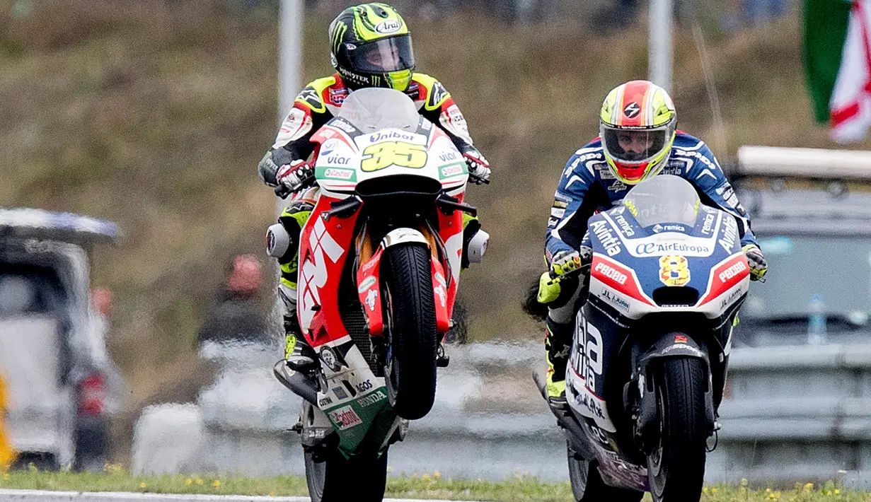 Pebalap LCR Honda, Cal Crutchlow (kiri), melakukan wheelies setelah menjadi juara MotoGP Brno di Sirkuit Autodrom Brno, Republik Ceska, Minggu, (21/8/2016). (AFP/Joe Klamar)
