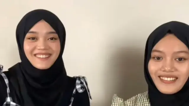 Putri Delina Bareng Kembaran